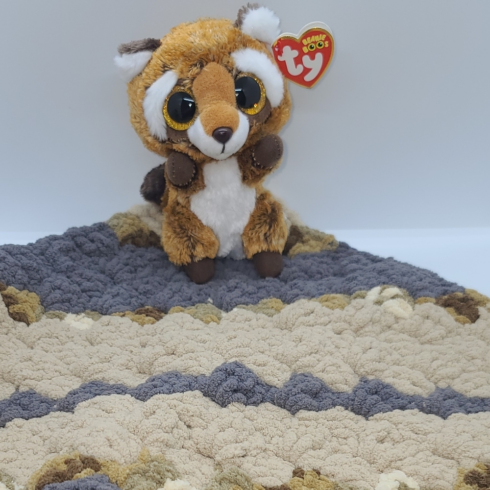 Raccoon Lovie